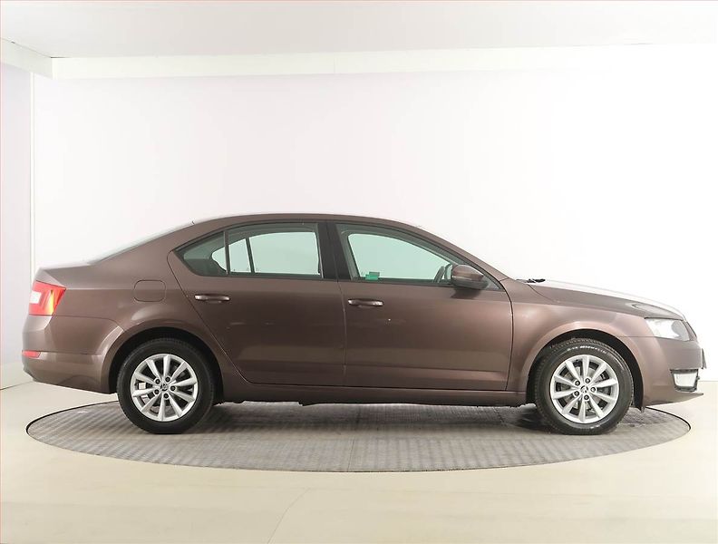 Škoda Octavia (2015) 1.6 TDI, Tempomat - fotka 6 z 18