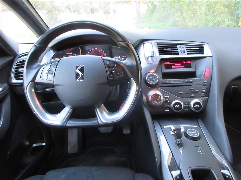 Citroën DS5 2,0 HDi Hybrid, 4x4, automat - fotka 17 z 26