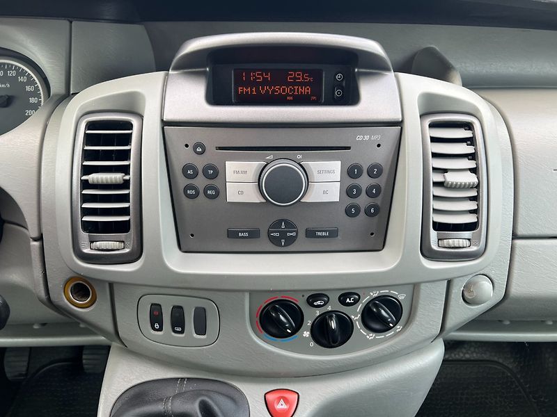 Opel Vivaro (2007) 2.5CDTi 107kW 9míst! Tažné! - fotka 14 z 20