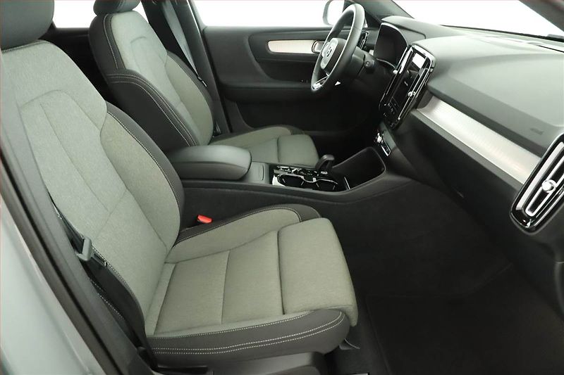 Volvo XC40 (2023) B3 - fotka 7 z 17