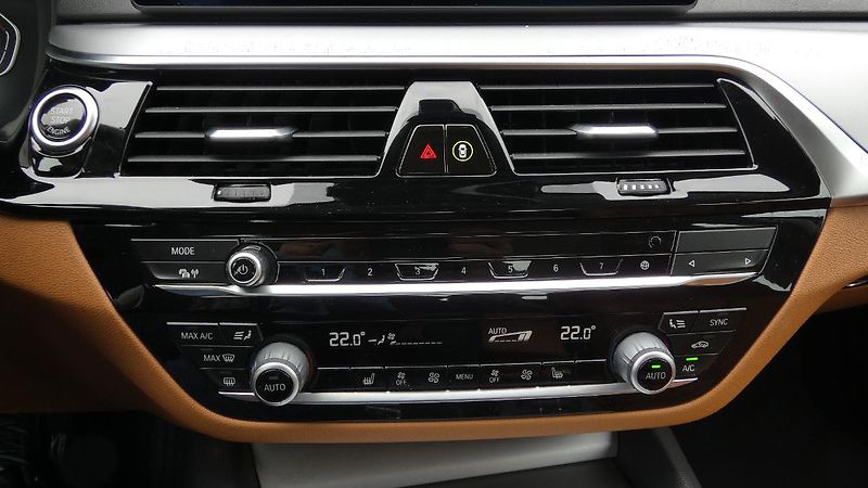 BMW Řada 5 530d xDrive - fotka 16 z 25