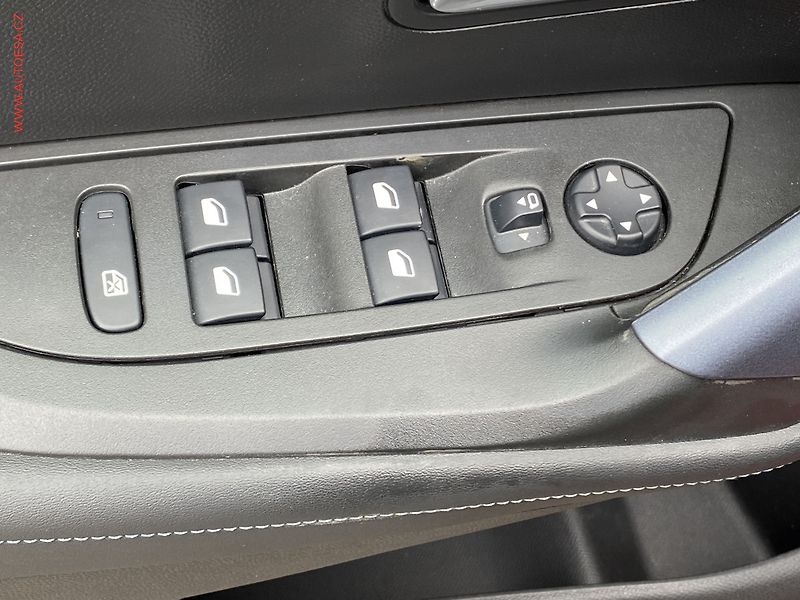 Peugeot 2008 (2020) 1.2PT, Allure, LED, navi - fotka 11 z 17