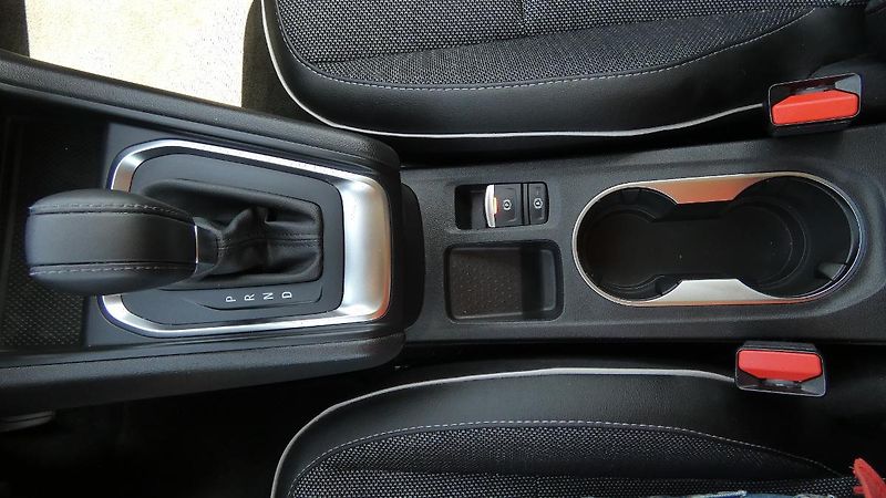 Renault Captur 1,3  TCe 140 Techno EDC - fotka 17 z 22