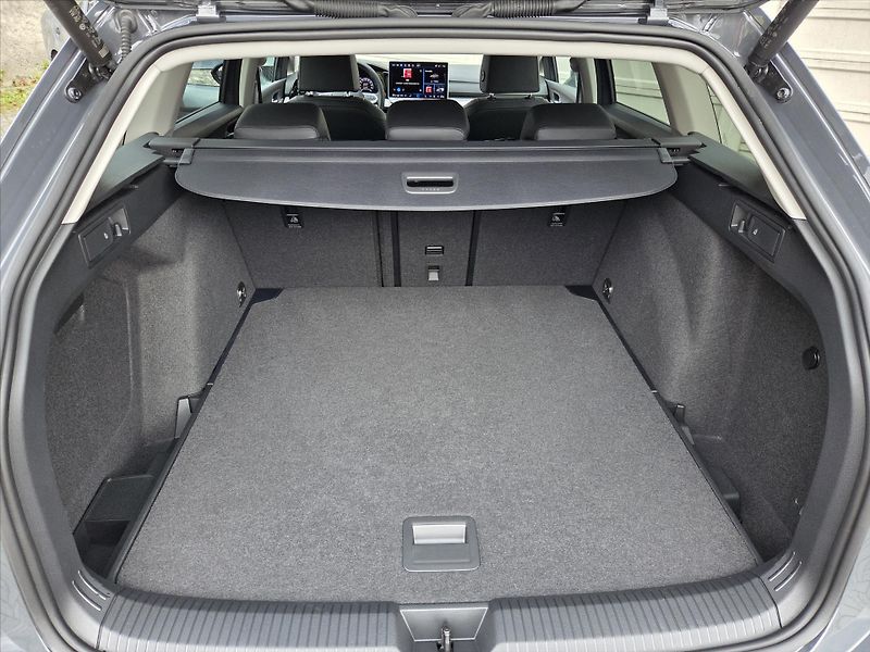 Volkswagen Golf 1,5 eTSi 110kW DSG Tov.záruka - fotka 13 z 24