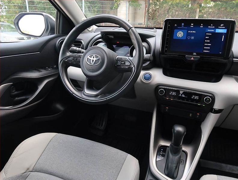Toyota Yaris (2022) Executive 1.5 VVT-i Hybrid - fotka 7 z 21