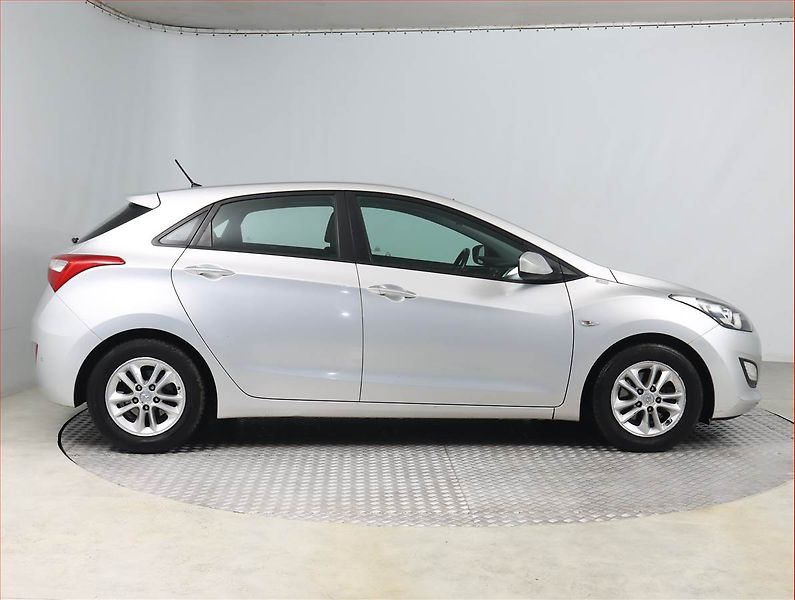 Hyundai i30 (2015) 1.6 CRDi, Serv.kniha, po STK - fotka 6 z 13