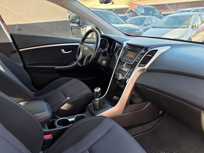 Hyundai i30 1.4-TOP VÝBAVA-AUT.KLIMA - fotka 13 z 15