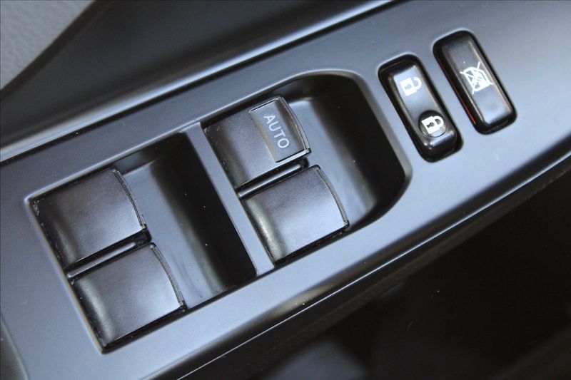 Toyota Yaris 1,5 HYBRID  ČR,A/T,SELECTION - fotka 22 z 31