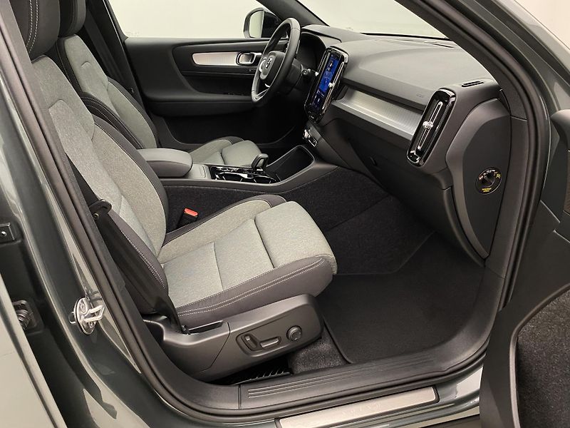 Volvo XC40 B3 DARK PLUS AUT CZ - fotka 24 z 56