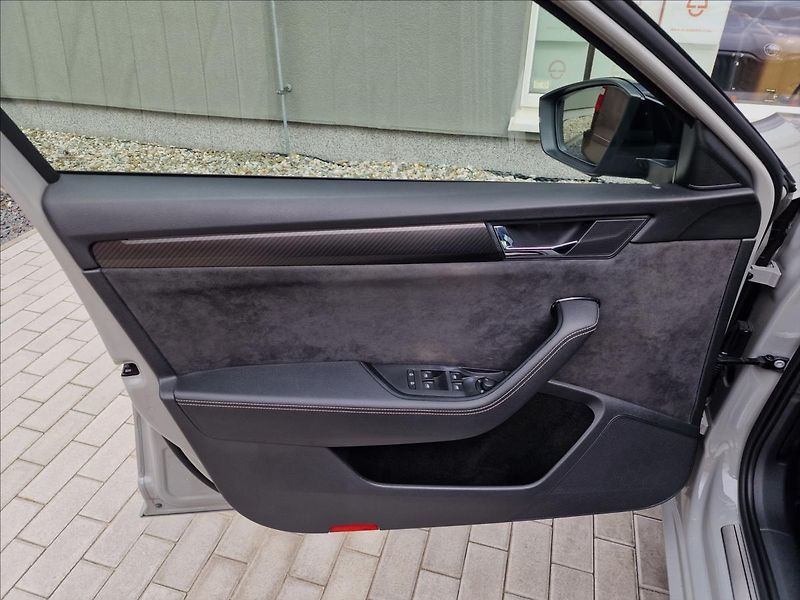 Škoda Superb 2.0TDI 140kW DSG SportLine ,ČR - fotka 39 z 50