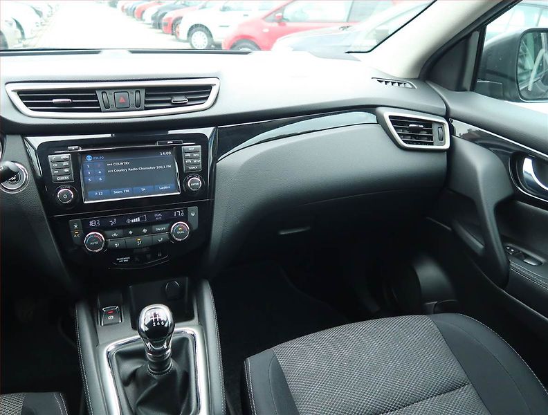Nissan Qashqai (2015) 1.2 DIG-T, ČR,1.maj - fotka 8 z 15