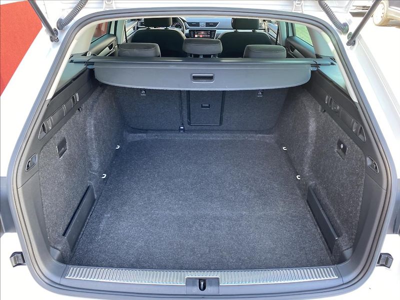 Škoda Superb 2,0 TDi  Executive / DSG / NAV - fotka 16 z 39