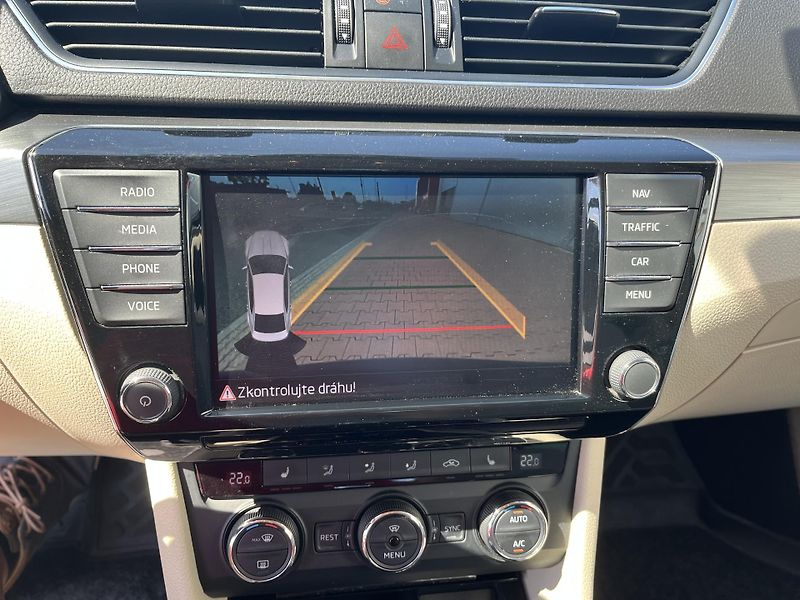 Škoda Superb 2.0 TDi DSG Style Plus - fotka 26 z 38