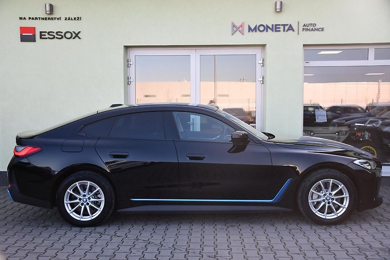 BMW i4 eDrive40 NAV CARPLAY KAMERA 1M - fotka 10 z 40