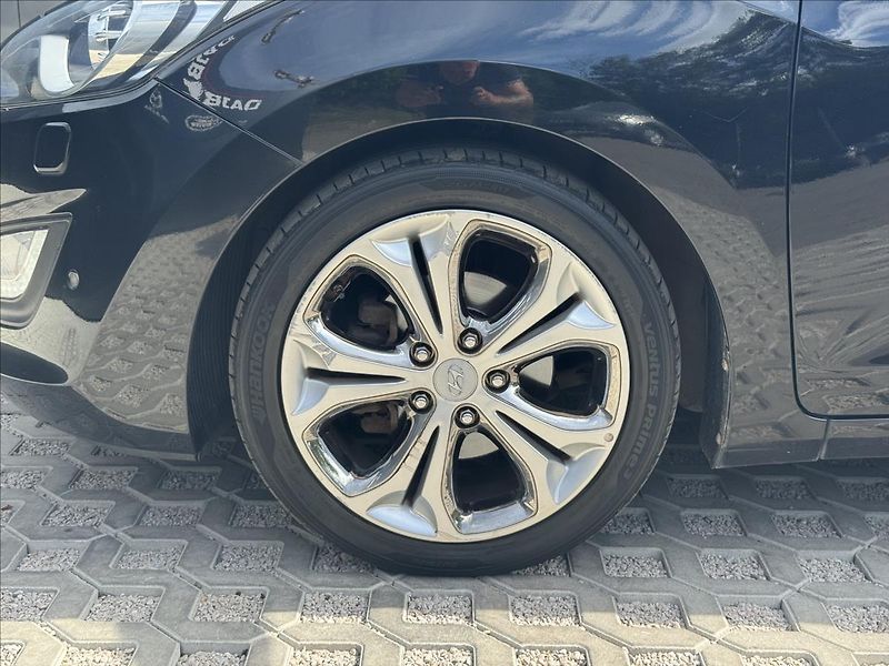 Hyundai i30 1,6 CRDI Premium AT ČR - fotka 21 z 28