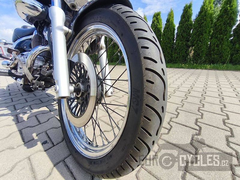 Suzuki VL 125 Intruder (1999) - fotka 9 z 11