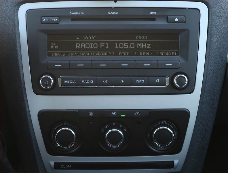Škoda Octavia (2011) Ambiente 1.6 TDI, nová STK - fotka 12 z 16