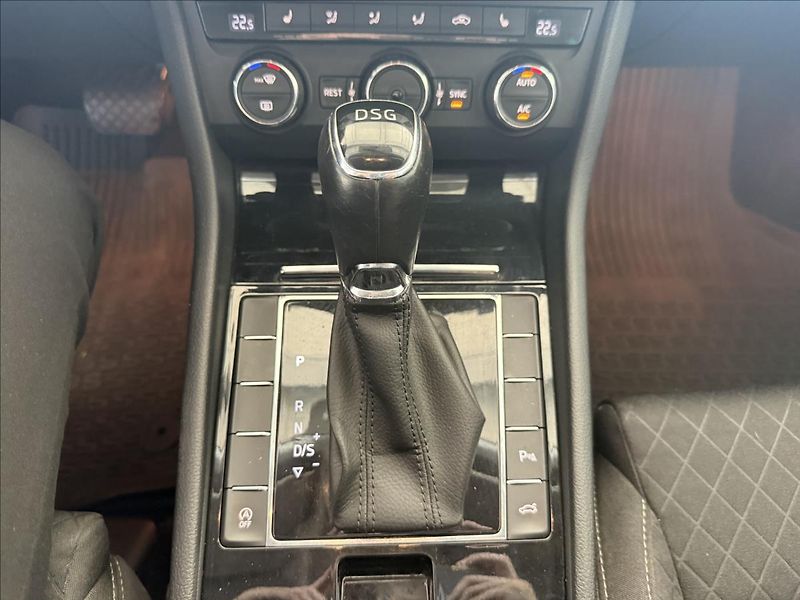 Škoda Superb 2,0   TDI 110kW,SERVISKA,ČR - fotka 21 z 29