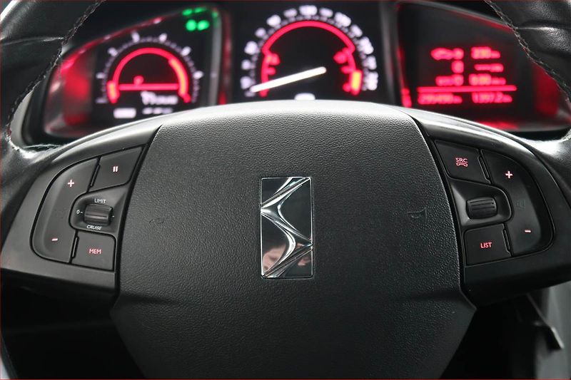 Citroën DS5 (2014) 2.0 BlueHDi, Automat, Navi - fotka 19 z 21