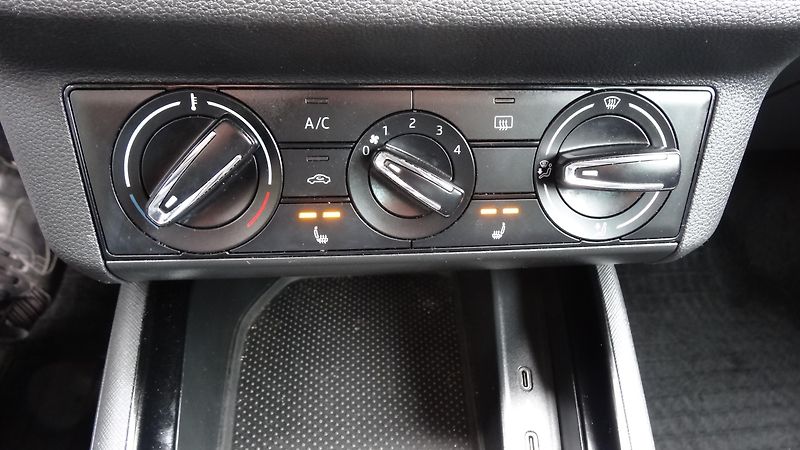 Škoda Scala 1.0TSi /CEBIA/+nová sada kol - fotka 8 z 16