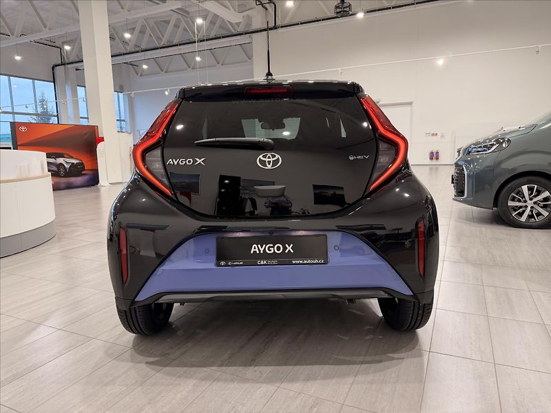 Toyota Aygo 1,5 Hybrid (116k)  Executive - fotka 4 z 10