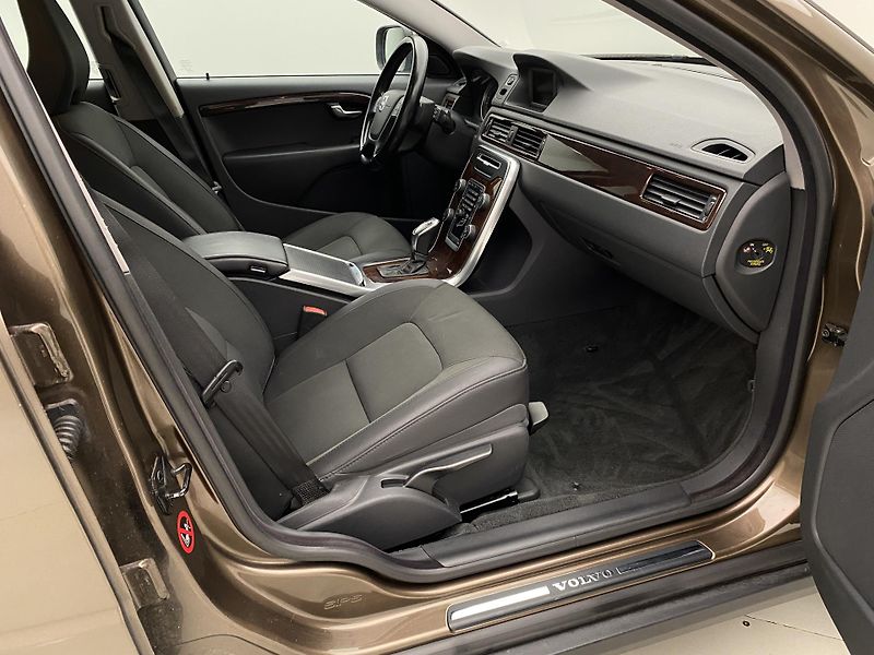 Volvo XC70 D4 AWD KINETIC AUT REZERVACE - fotka 23 z 38