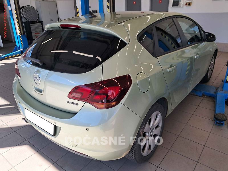 Opel Astra (2011) 1.6i - fotka 2 z 3