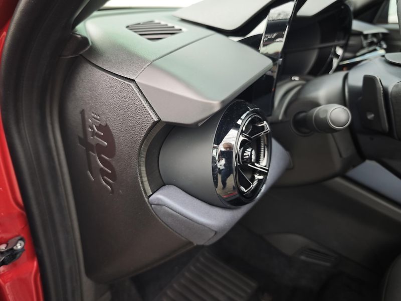Alfa Romeo Junior (2026)  1,2 T 145 PS automat - fotka 32 z 40