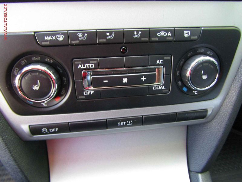 Škoda Octavia (2013) 2.0 TDi, AC, park.čidla - fotka 16 z 19