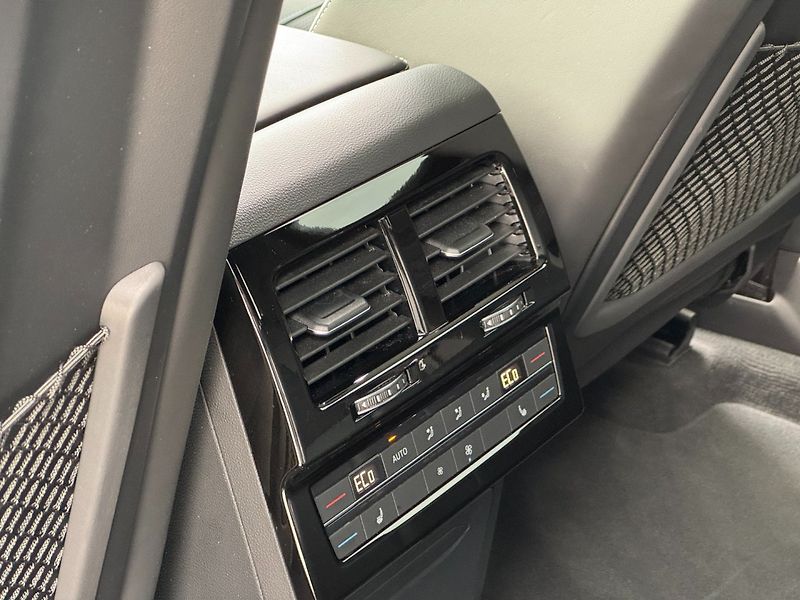 Volkswagen Touareg (2025) R-Line 3.0 TDI 4Motion 210kW - fotka 16 z 47