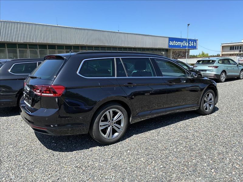 Volkswagen Passat 2,0 KAMERA 360,KEYLESS,VIRTUAL - fotka 6 z 31