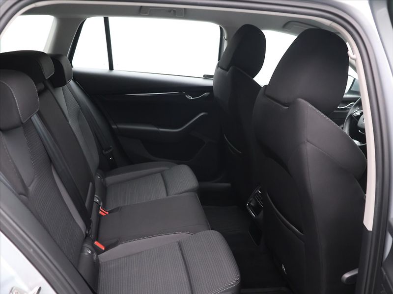 Škoda Octavia 2.0 TDI Aut.klima Ambition DPH - fotka 12 z 30