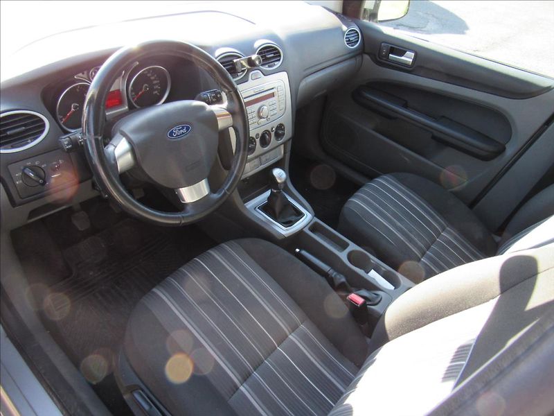 Ford Focus 1,6 74kW Combi - fotka 9 z 24