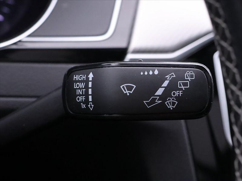 Volkswagen Passat 2,0 TSI 206kW R-line Highline - fotka 23 z 45