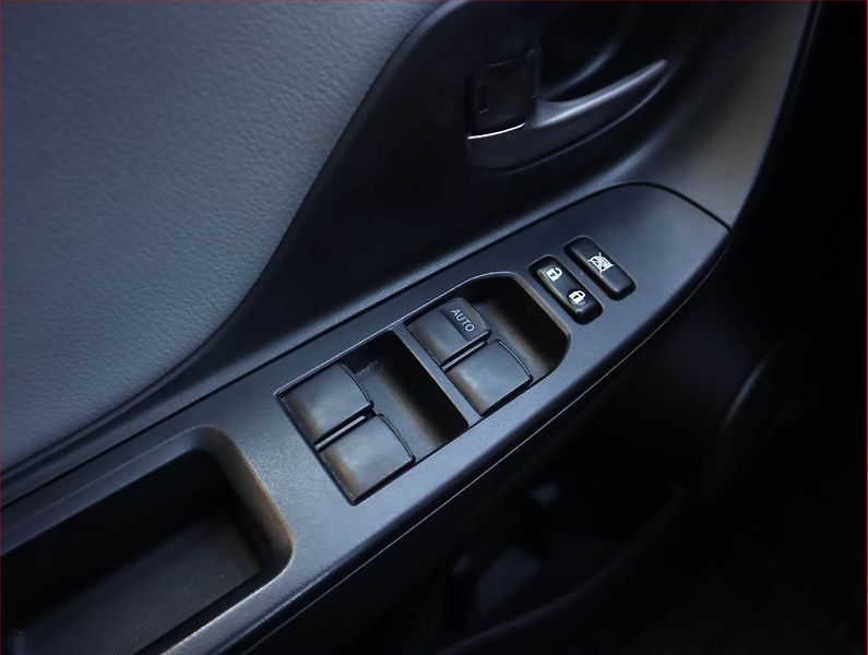 Toyota Yaris (2016) 1.33 Dual VVT-i, Serv.kniha - fotka 13 z 18