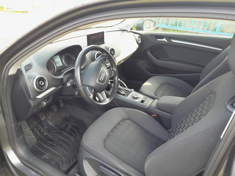 Audi A3 (2015) 1,6 TDI serviska 2x klíč - fotka 8 z 17