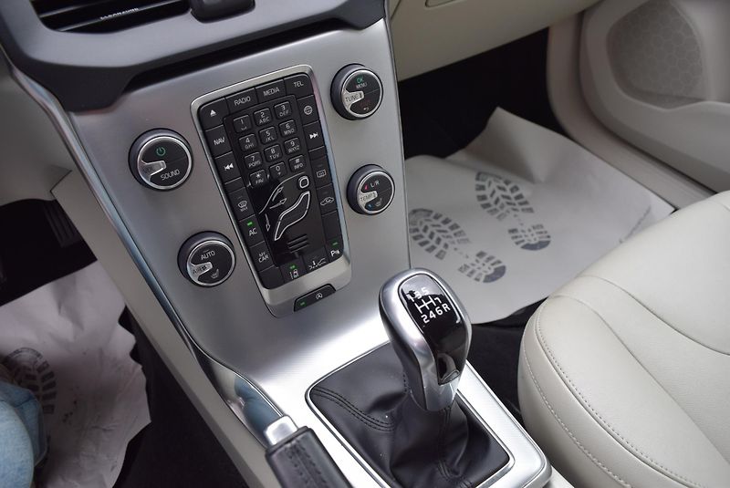 Volvo V40 (2016) 2.0i T2 90kw INSCRIPTION MANUÁ - fotka 24 z 48