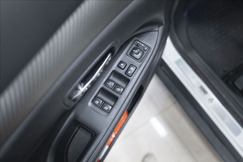 Mitsubishi Outlander 2,0 MIVEC AWD AT INTENSE ČR - fotka 12 z 33