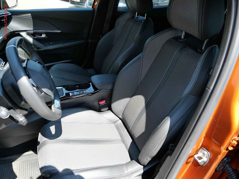 Peugeot 2008 (2021) 1.2T, 1.maj,ČR, GT - fotka 9 z 23