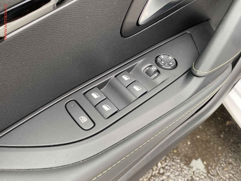 Peugeot 208 (2023) 1.2PT, GT line, LED, navi - fotka 13 z 18