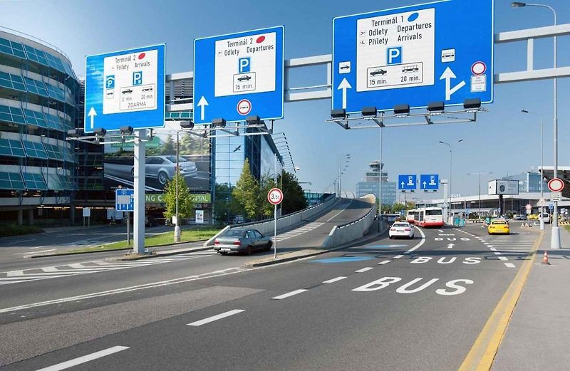 Parkovací dům C s označením Comfort je také spojen lávkou s Terminálem 2