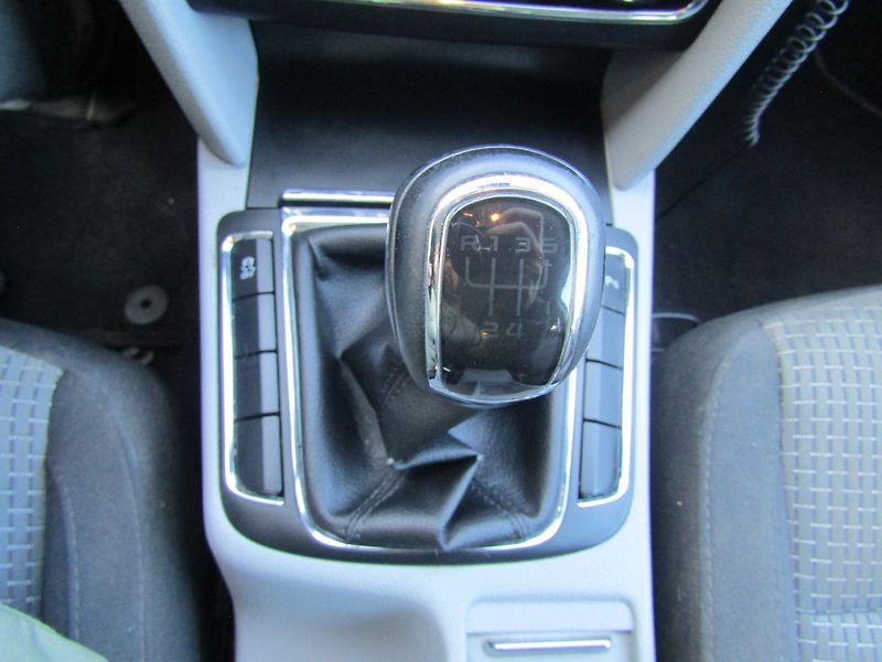 Škoda Superb (2011) 1.6 TDI 77kW ZIMNÍ PNEU - fotka 30 z 32