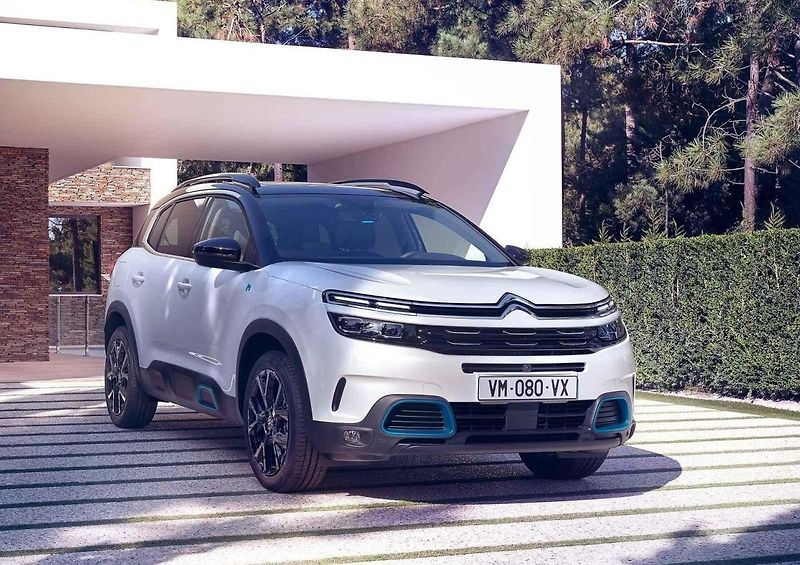 Novinky se letos nemohly ukázat na světových autosalonech
