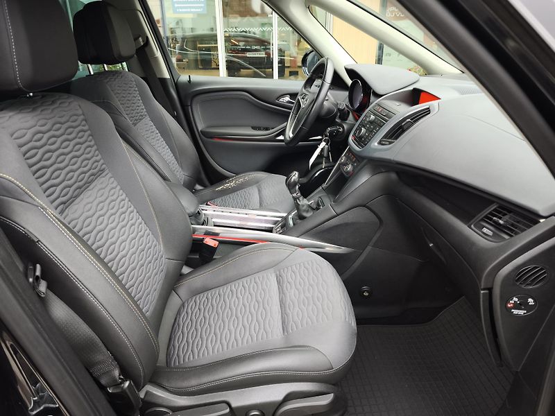 Opel Zafira 2012 ČR 1.4T 103kW  - fotka 15 z 34