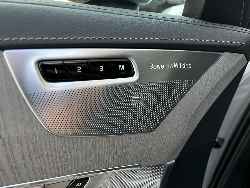 Volvo XC90 T8 AWD ULT B&W VENT VZDUCH 7M* - fotka 12 z 55