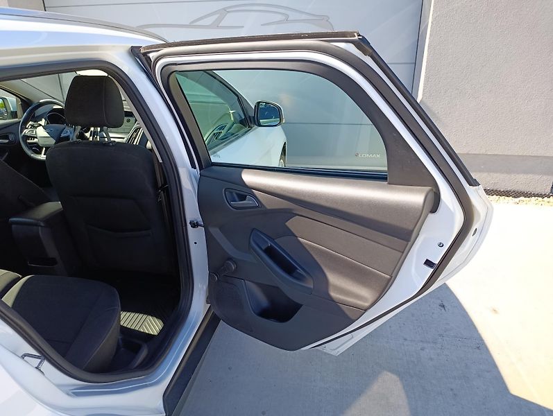 Ford Focus 1.0 ECOBOOST TREND ČR 1.MAJ  - fotka 23 z 27