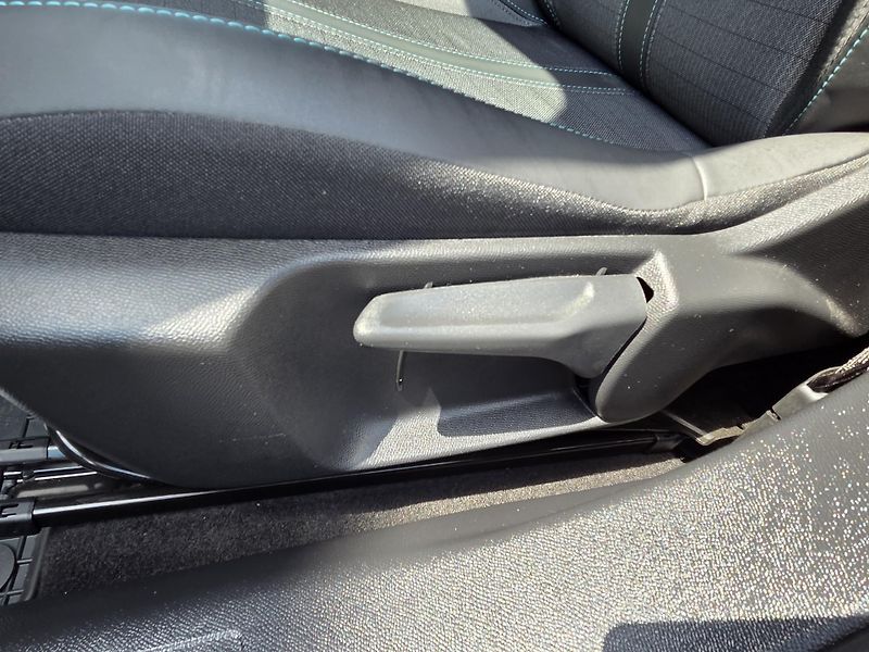 Peugeot 2008 (2022) 1.2 PT 100 ALLURE PACK MAN6 - fotka 25 z 27