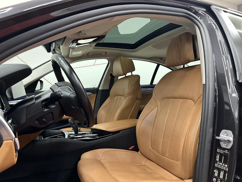 BMW Řada 5 (2018) 530d xDrive*HUD*PANO*KEYLESS - fotka 7 z 20