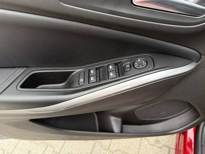 Opel Grandland GSe Plug In Hybrid 1.6 TURBO 4 - fotka 10 z 27