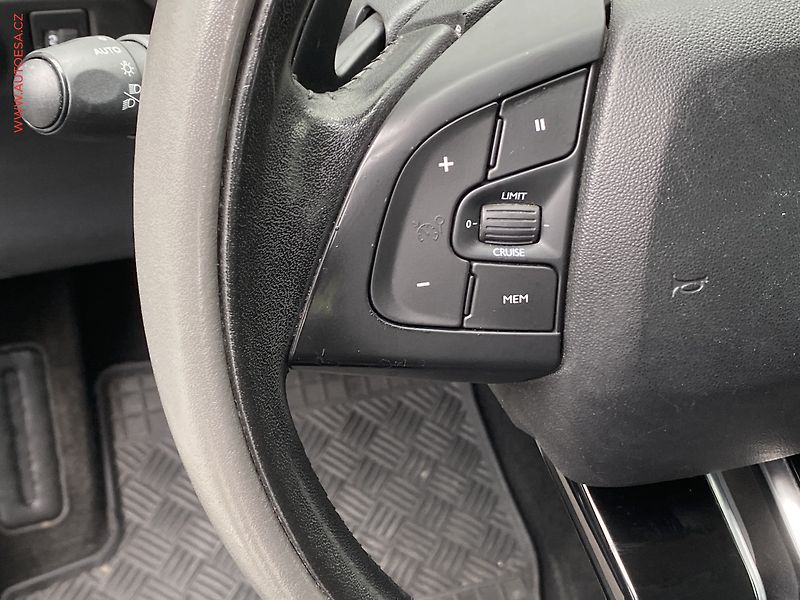 Citroën C4 Cactus (2016) 1.2 PT, ČR, AC, kamera - fotka 13 z 17